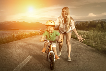 Gelukkige moeder en zoon op de fiets buiten