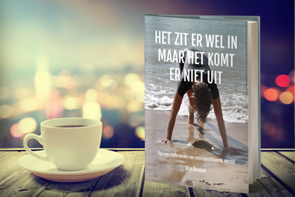 Boek met een kopje koffie op een tafel