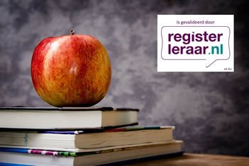 Een stapeltje boeken, een appel én het logo van Registerleraar.nl voor een schoolbord