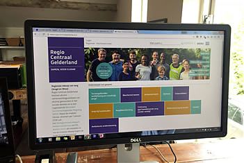 Beeldscherm met website van (jeugdzorg)regio Centraal Gelderland