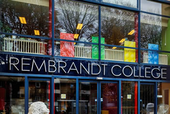 Deel van de entree van het Rembrandt-College in Veenendaal