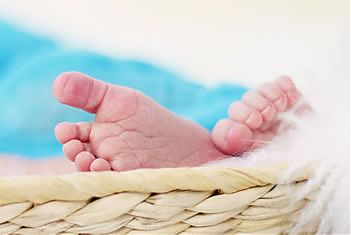 Twee kleine babyvoetjes van een pasgeboren baby